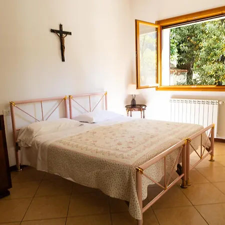 Podere Riosto Cantina&agriturismo مزرعة للإقامة بيانورو