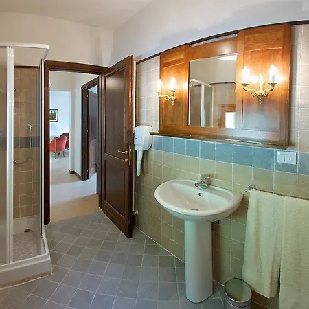 Podere Riosto Cantina&agriturismo * بيانورو