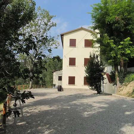 Podere Riosto Cantina&agriturismo * بيانورو