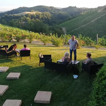 Podere Riosto Cantina&agriturismo مزرعة للإقامة بيانورو